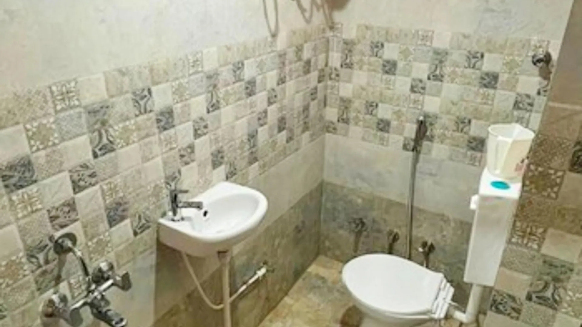 Hotel Shree Balaji Homestay Near Ram Nagar Road - Dashashwamedh Ghat- Kashi Vishwanath Temple - Fully Air Conditioned Homestay Βαρανάσι
