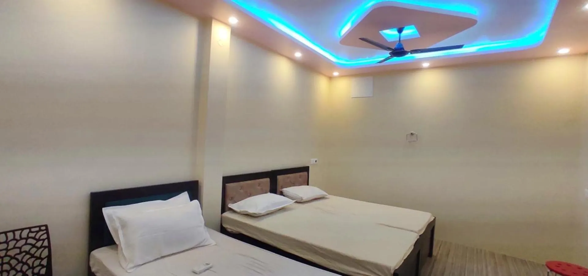 Hotel Shree Balaji Homestay Near Ram Nagar Road - Dashashwamedh Ghat- Kashi Vishwanath Temple - Fully Air Conditioned Homestay Βαρανάσι