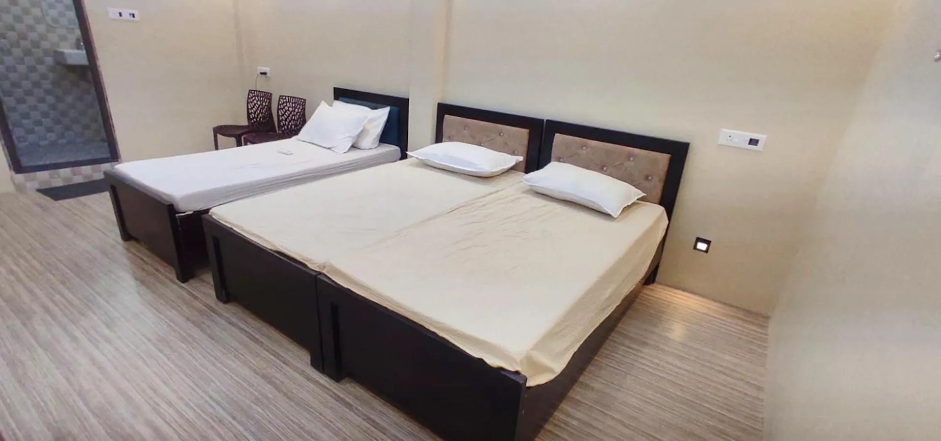 ***  Hotel Shree Balaji Homestay Near Ram Nagar Road - Dashashwamedh Ghat- Kashi Vishwanath Temple - Fully Air Conditioned Homestay Βαρανάσι Ινδία
