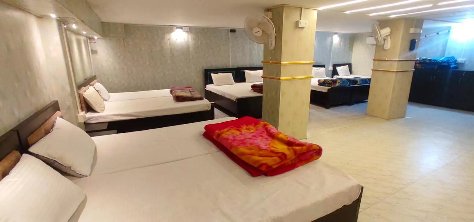 Hotel Shree Balaji Homestay Near Ram Nagar Road - Dashashwamedh Ghat- Kashi Vishwanath Temple - Fully Air Conditioned Homestay Βαρανάσι