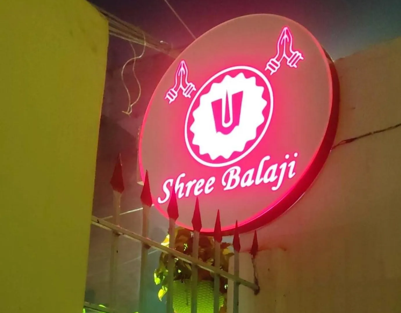 Hotel Shree Balaji Homestay Near Ram Nagar Road - Dashashwamedh Ghat- Kashi Vishwanath Temple - Fully Air Conditioned Homestay Βαρανάσι