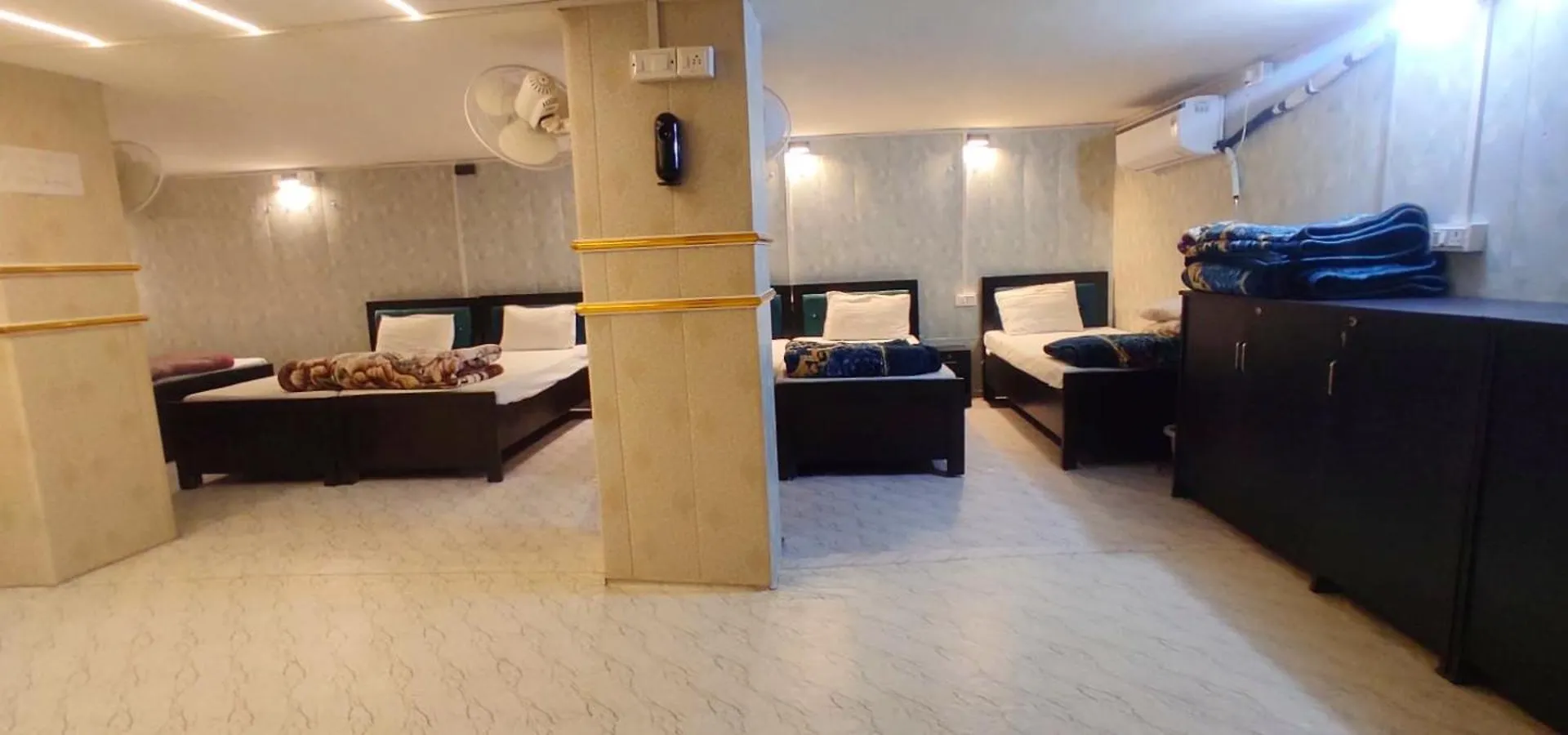 Hotel Shree Balaji Homestay Near Ram Nagar Road - Dashashwamedh Ghat- Kashi Vishwanath Temple - Fully Air Conditioned Homestay Βαρανάσι