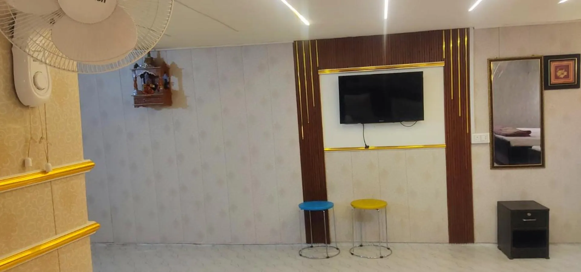 Hotel Shree Balaji Homestay Near Ram Nagar Road - Dashashwamedh Ghat- Kashi Vishwanath Temple - Fully Air Conditioned Homestay Βαρανάσι