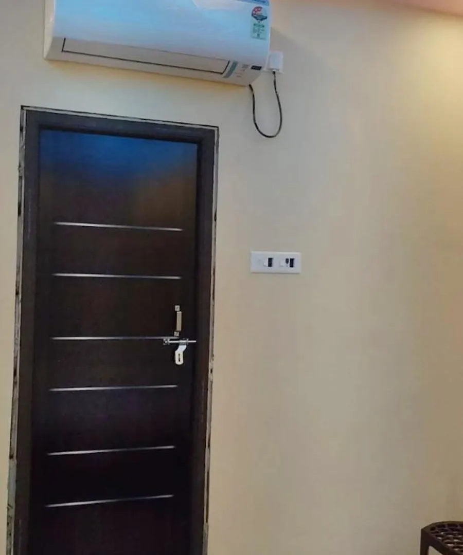 Hotel Shree Balaji Homestay Near Ram Nagar Road - Dashashwamedh Ghat- Kashi Vishwanath Temple - Fully Air Conditioned Homestay Βαρανάσι