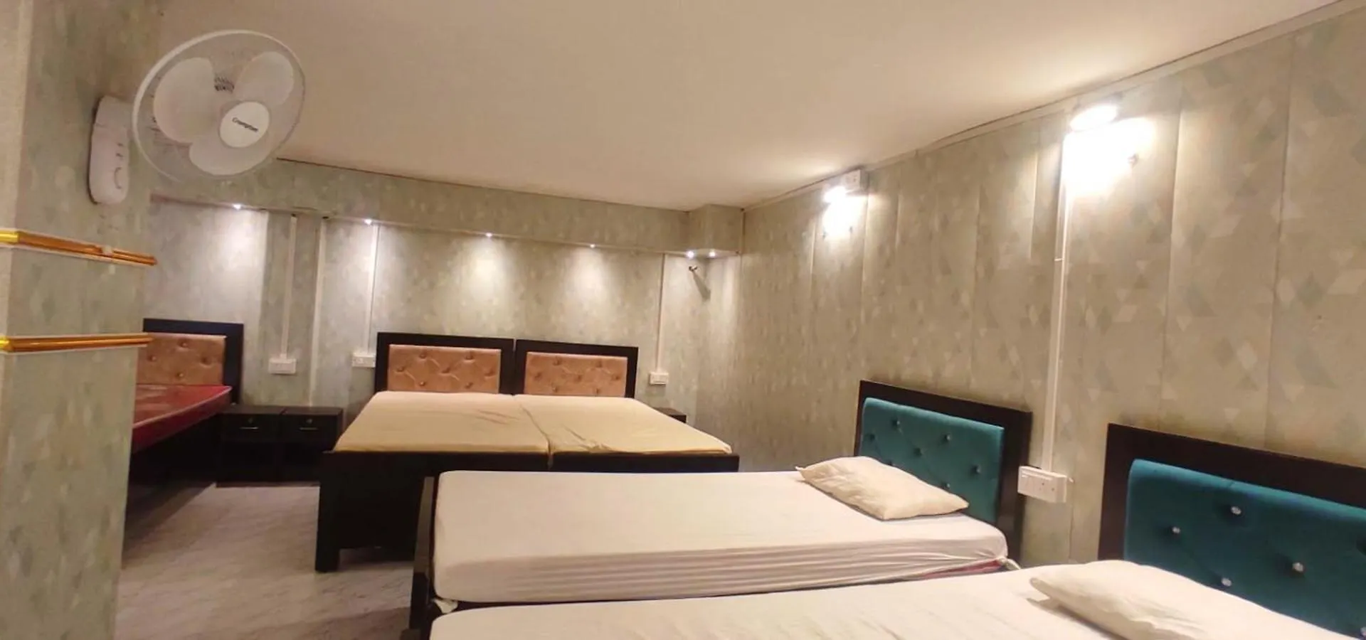 Hotel Shree Balaji Homestay Near Ram Nagar Road - Dashashwamedh Ghat- Kashi Vishwanath Temple - Fully Air Conditioned Homestay Βαρανάσι