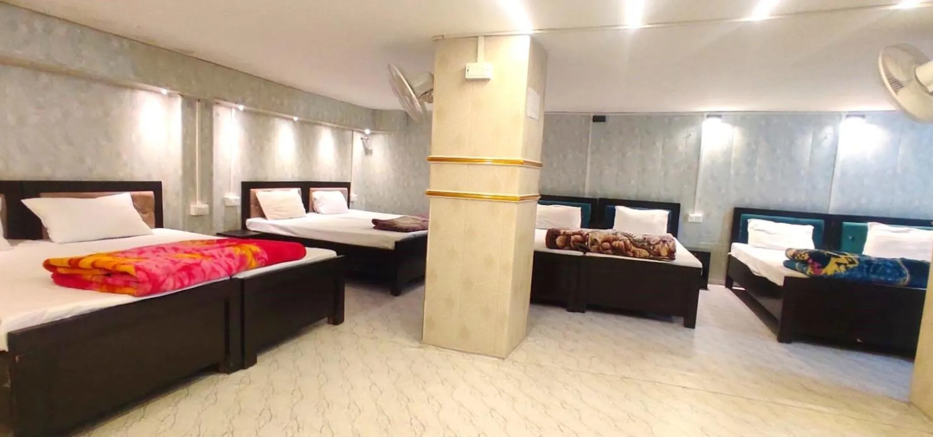 Hotel Shree Balaji Homestay Near Ram Nagar Road - Dashashwamedh Ghat- Kashi Vishwanath Temple - Fully Air Conditioned Homestay Βαρανάσι Ινδία