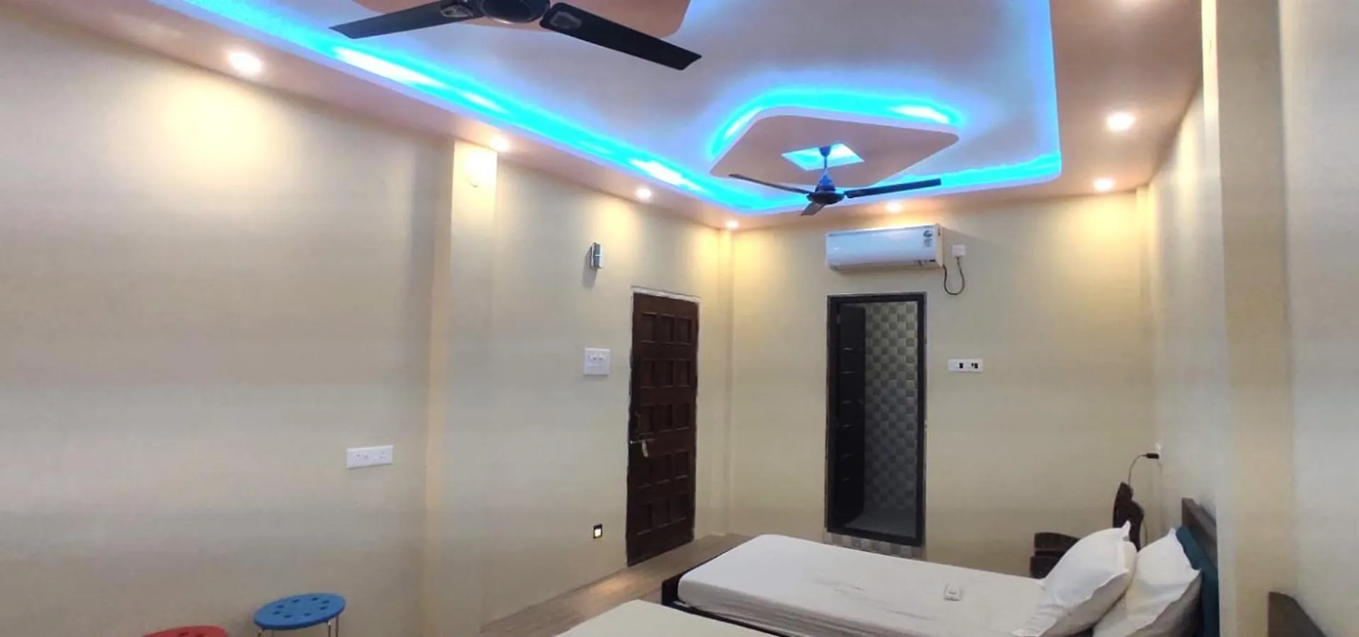 Hotel Shree Balaji Homestay Near Ram Nagar Road - Dashashwamedh Ghat- Kashi Vishwanath Temple - Fully Air Conditioned Homestay Βαρανάσι