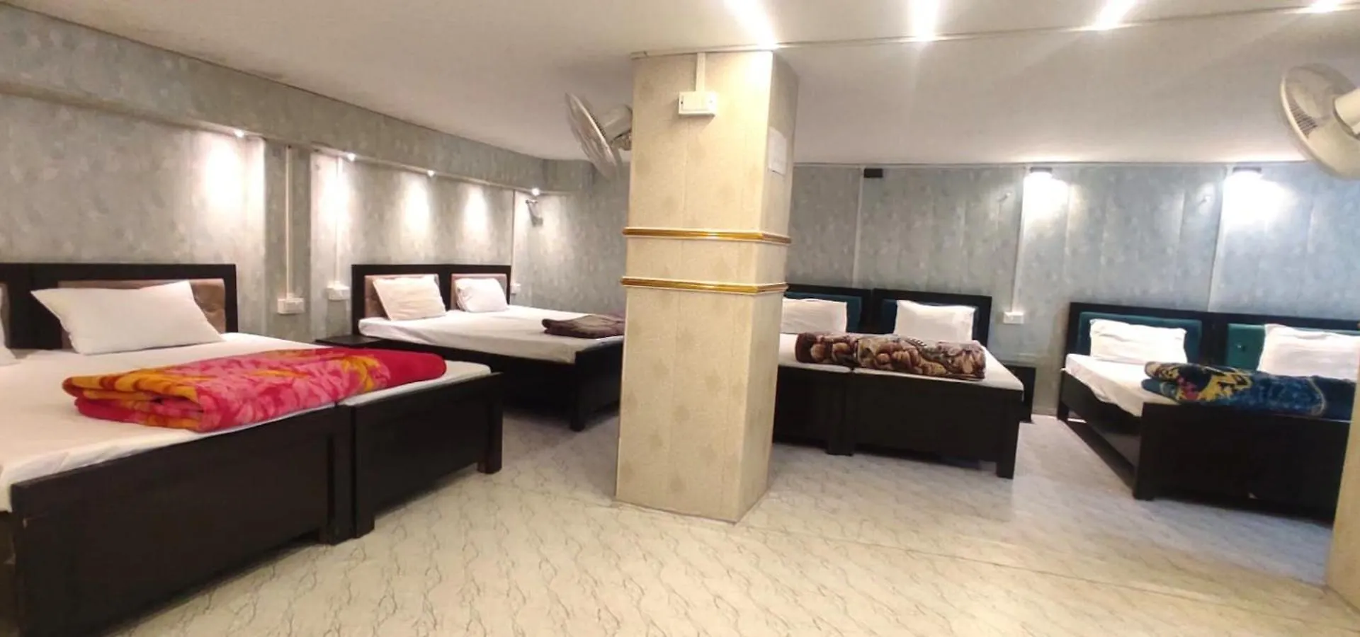 ***  Hotel Shree Balaji Homestay Near Ram Nagar Road - Dashashwamedh Ghat- Kashi Vishwanath Temple - Fully Air Conditioned Homestay Βαρανάσι Ινδία