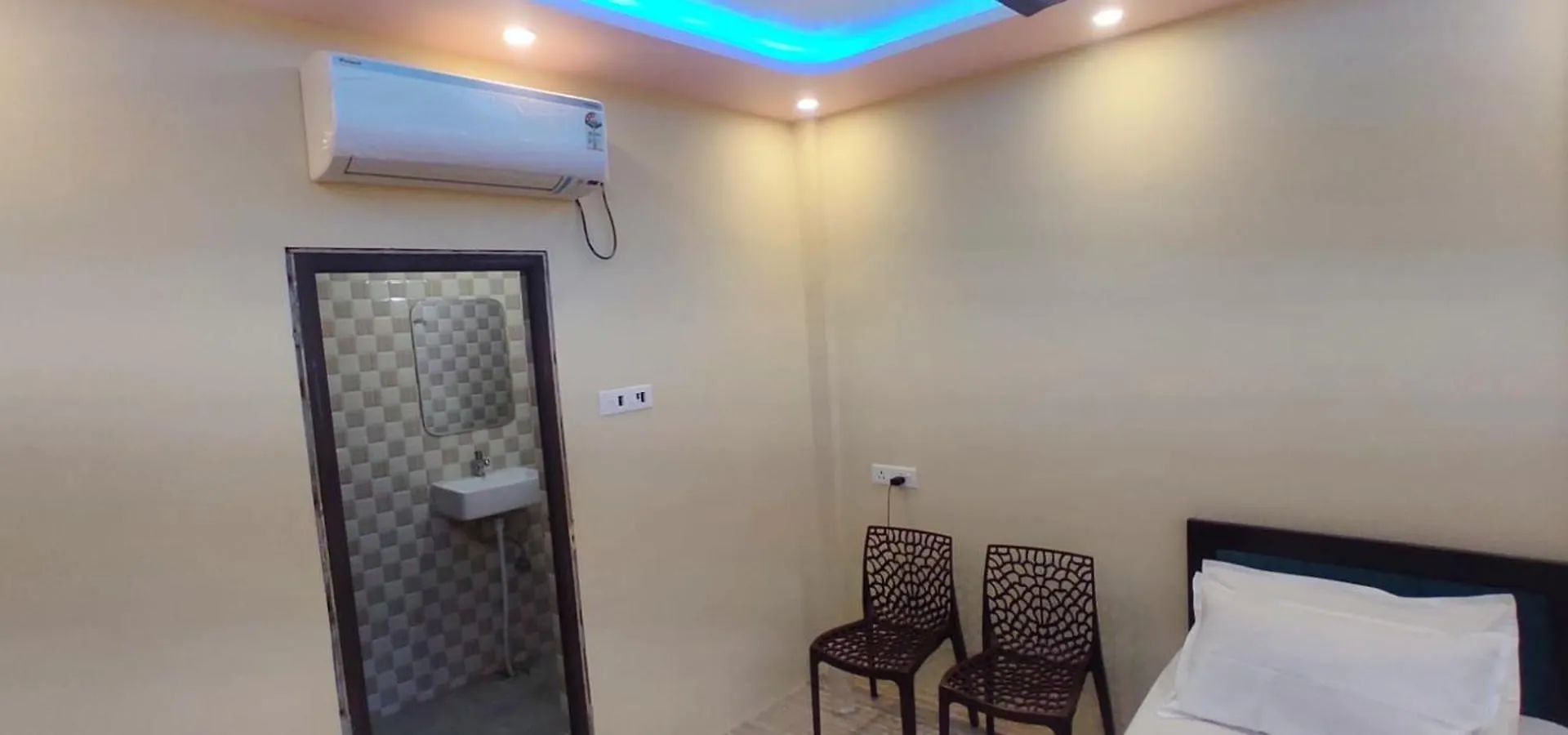 Hotel Shree Balaji Homestay Near Ram Nagar Road - Dashashwamedh Ghat- Kashi Vishwanath Temple - Fully Air Conditioned Homestay Benares 3*,  India