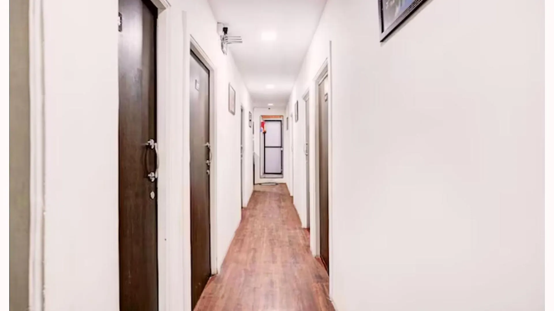 Hotel Shree Balaji Homestay Near Ram Nagar Road - Dashashwamedh Ghat- Kashi Vishwanath Temple - Fully Air Conditioned Homestay Benares India